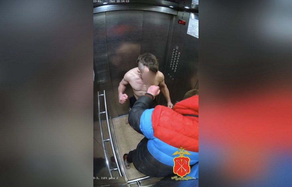 Безработного задержали после избиения мужчины до крови в лифте в Мурино 