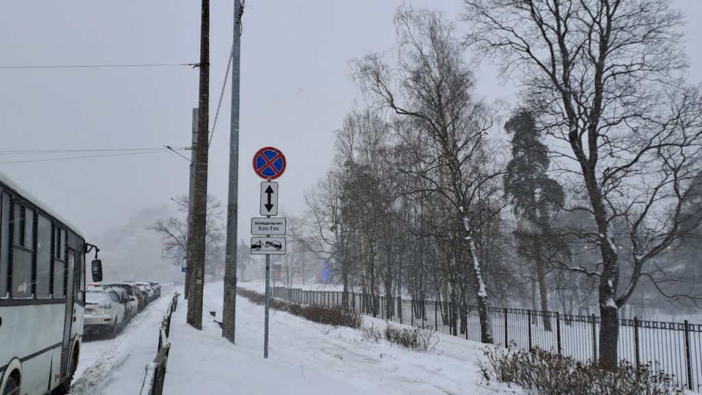 Ледяной снег режет лица петербуржцам