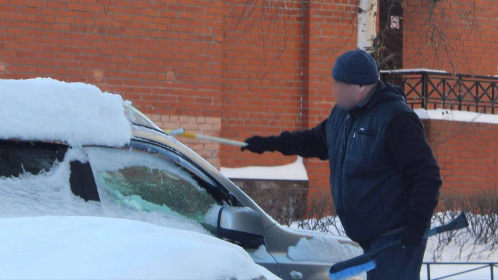Торговцы лопатами на маркетплейсах ожидают высокого спроса из-за снега в Петербурге