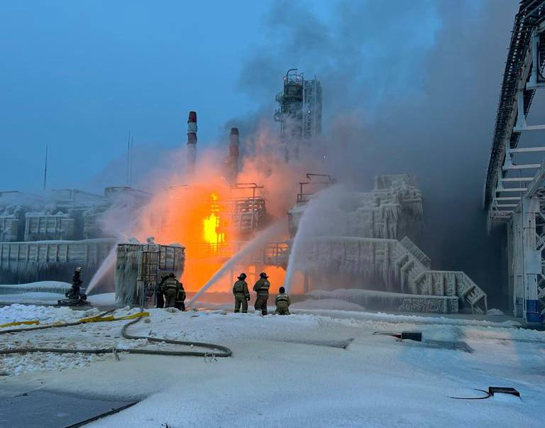 Дрозденко показал пожар в Усть-Луге на терминале «Новатэка»