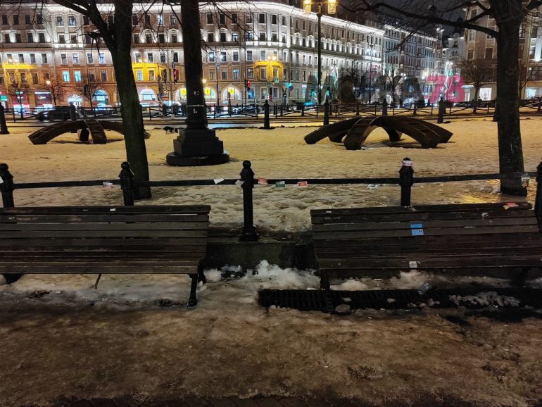 На Сенной площади объявления не клеят хамским способом