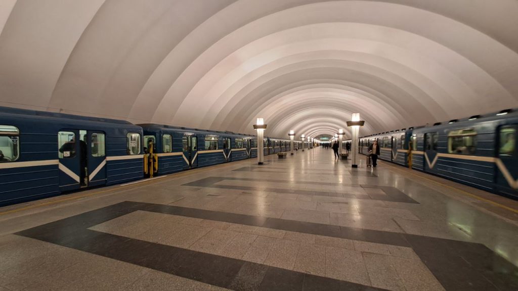 В Петербурге начали бесплатно раздавать воду на 10 станциях метро