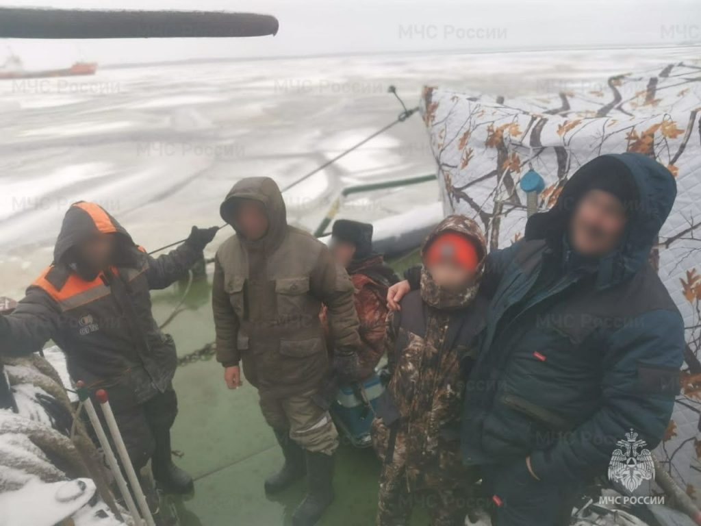 В Ленобласти нарушители запрета выхода на лед дрейфовали на льдине