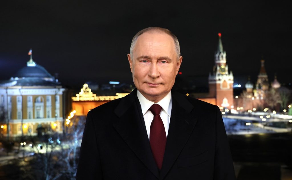 Путин выступил с новогодним обращением на фоне Кремля