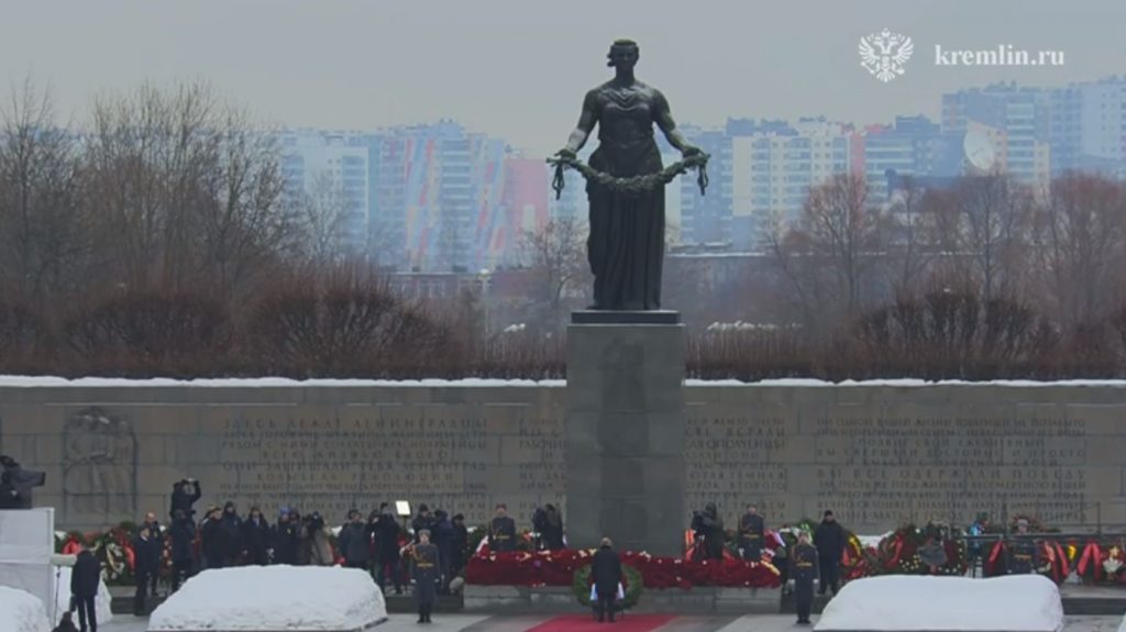 Кремль показал, как Путин возлагал цветы на Пискаревском кладбище
