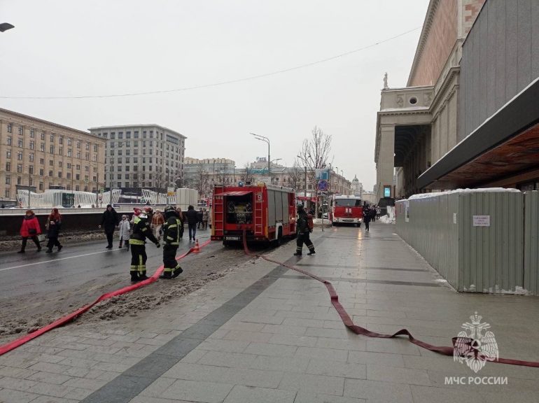Пожар в Театре сатиры перекрыл дорогу в центре Москвы