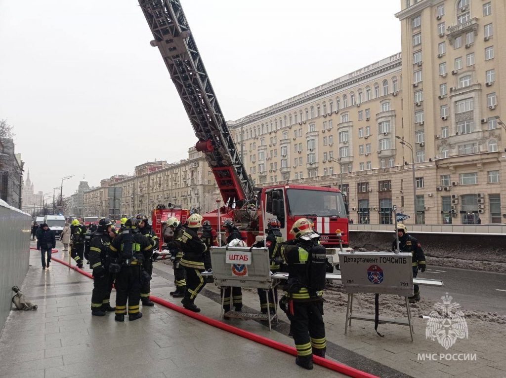 Огонь в Театре сатиры охватил площадь в 200 квадратов