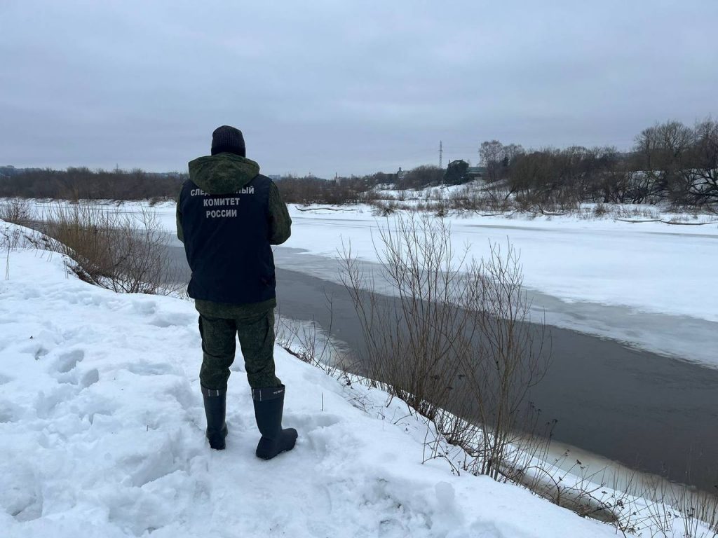 В Смоленске спасли одного из мальчиков, провалившихся под лед на Днепре