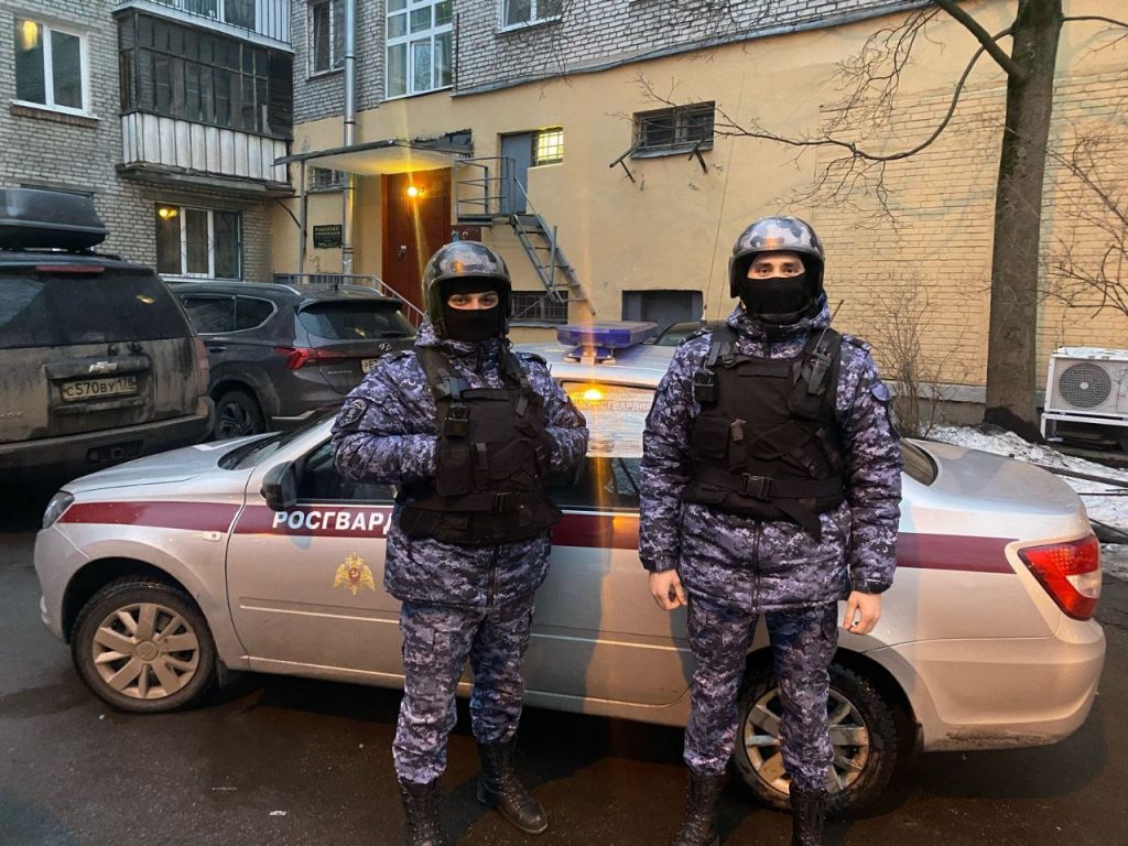 Росгвардейцы передали в полицию нетрезвого петербуржца с пистолетом в обуви