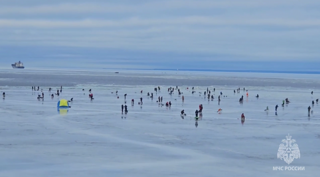 Спасателям пришлось вызволять рыбаков со льдины в Финском заливе
