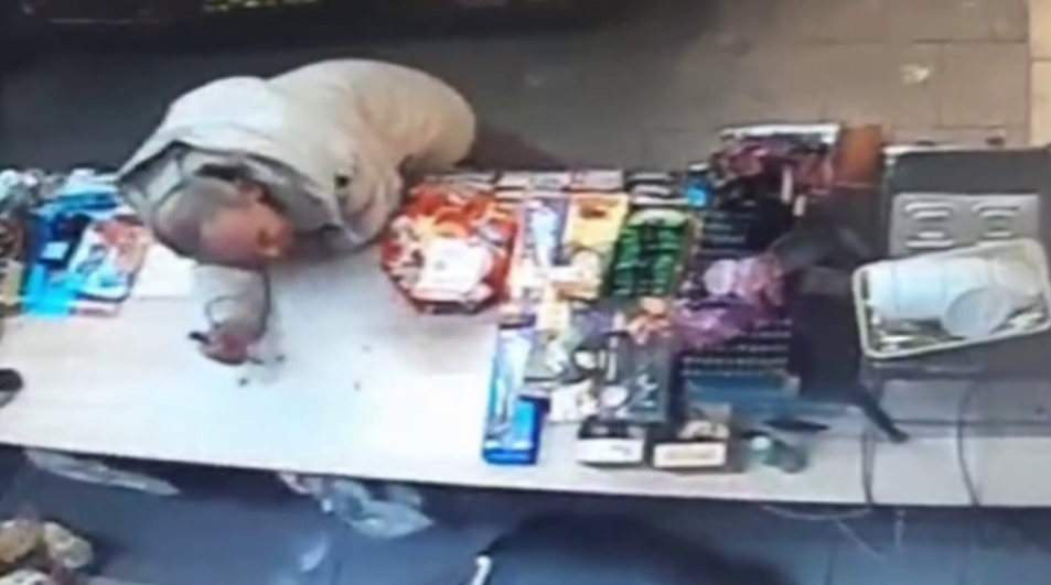 В магазине на Гончарной пьяный мужчина получил в лицо после угроз ножом