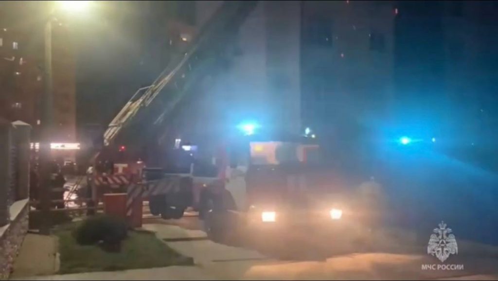 Огнеборцы спасли 12 жителей Анапы из многоэтажки с горящей мансардой