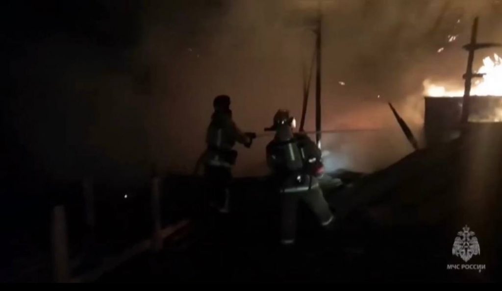 Спасатели МЧС локализовали масштабный пожар на складе в Ленобласти