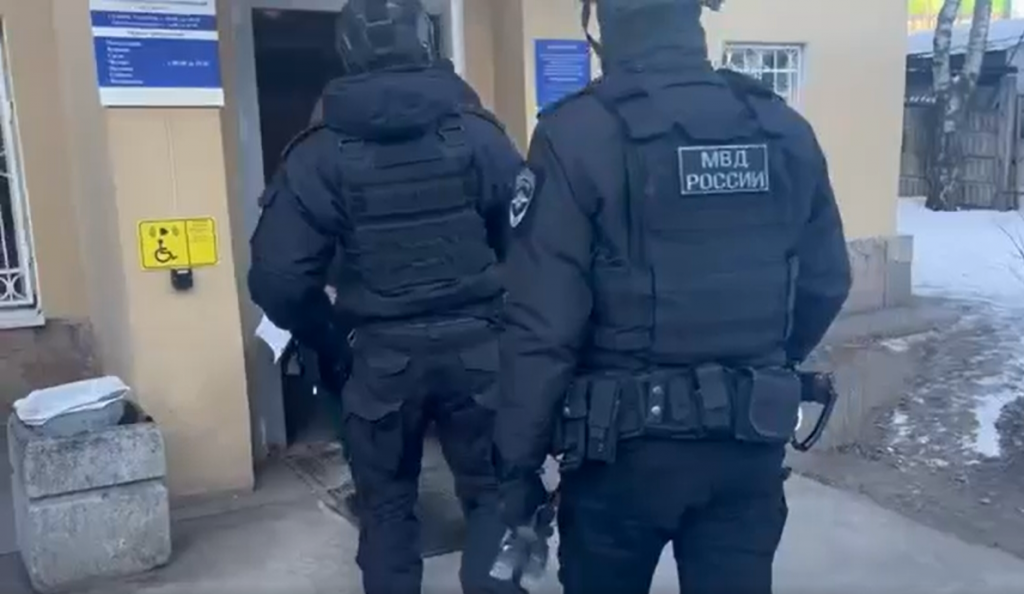 Полиция Петербурга проводит обыск в доме и на работе сотрудника МРЭО