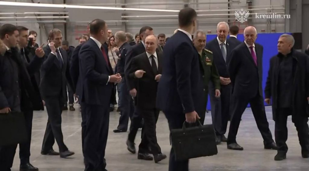 Путин посетил авиационный завод имени Горбунова