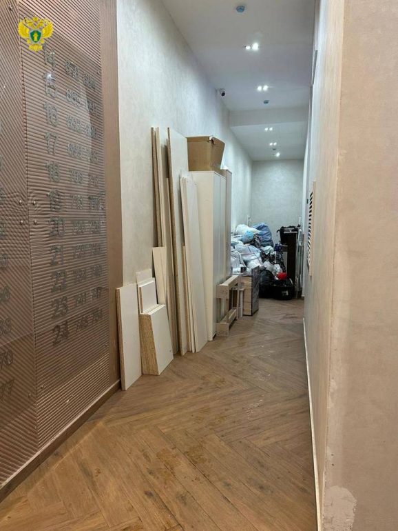 Москвичка с тремя детьми живет в парадной по Тагильской улице