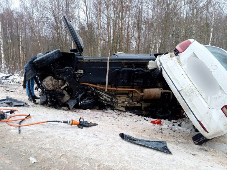 Трое погибли и четверо пострадали в ДТП с микроавтобусом под Ярославлем