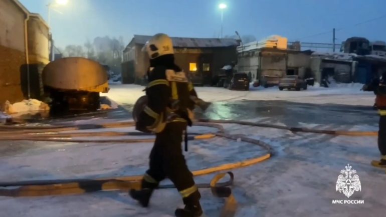 Пожар в ангаре на Пискаревском ликвидировали спустя шесть часов