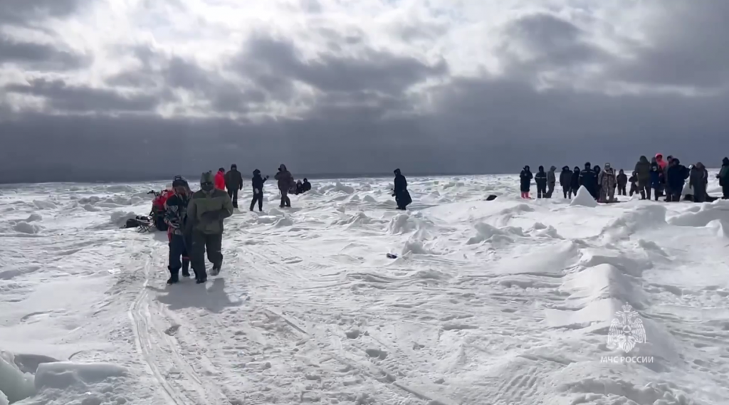 На Сахалине рыбаков спасли с дрейфующей льдины