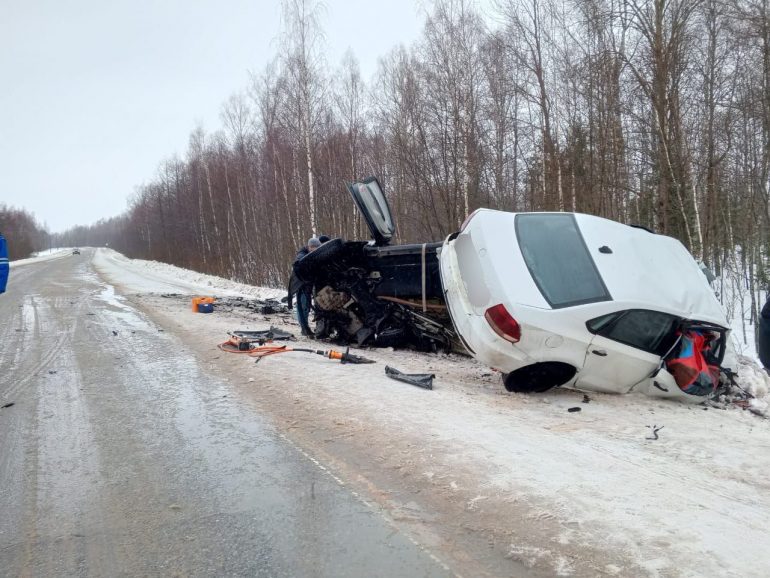 Трое погибли и четверо пострадали в ДТП с микроавтобусом под Ярославлем