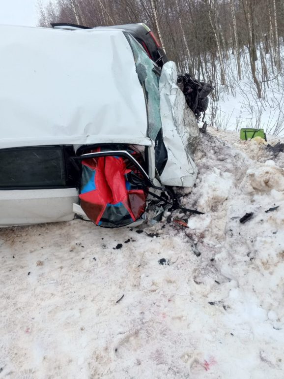 Трое погибли и четверо пострадали в ДТП с микроавтобусом под Ярославлем