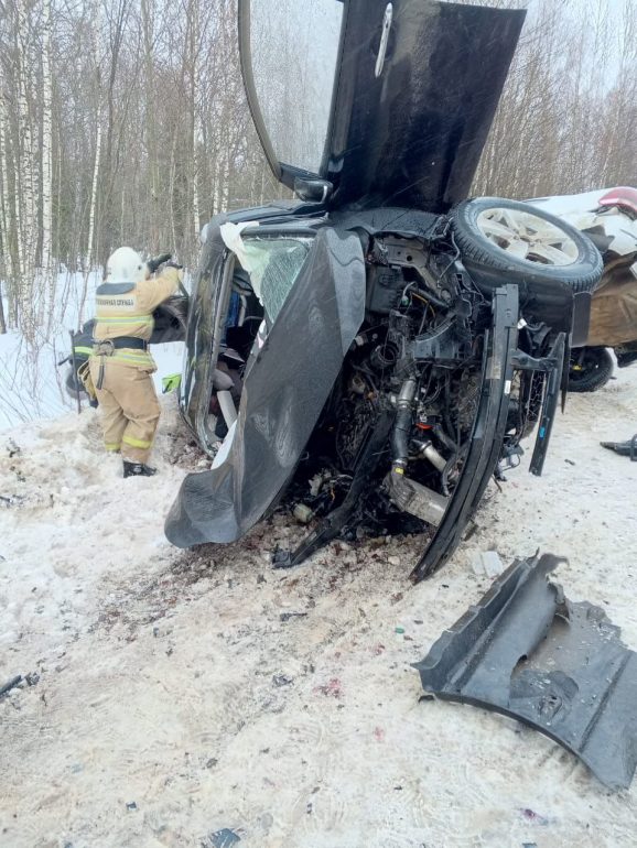Трое погибли и четверо пострадали в ДТП с микроавтобусом под Ярославлем