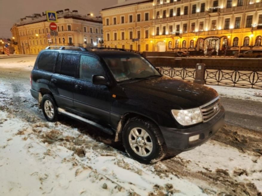 Москвич на мамином Land Cruiser, устроивший дрифт на Дворцовой, арестован