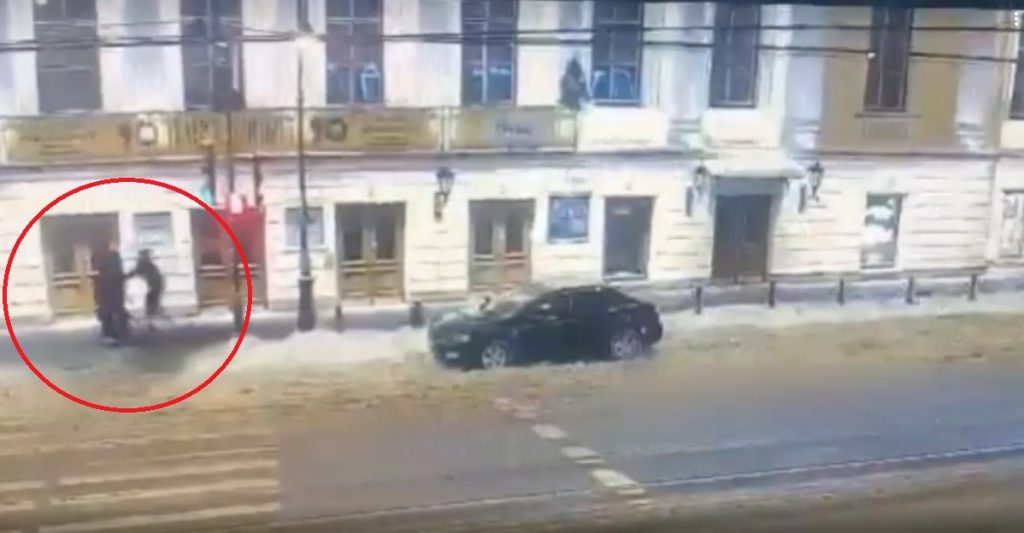 Иностранец вытаскивал iPhone из карманов прохожих в центре Петербурга 
