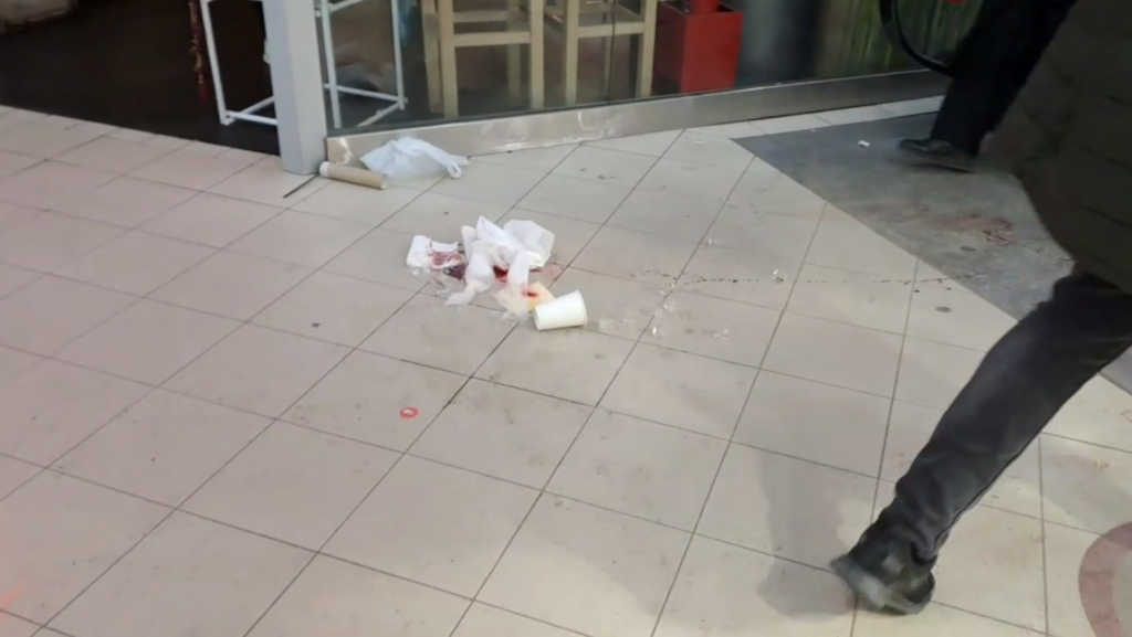 Пьяный мужчина упал с эскалатора в ТЦ Академ-Парк
