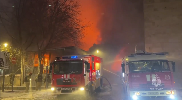 МЧС показало, как тушили здание "Известия Холл" в Москве