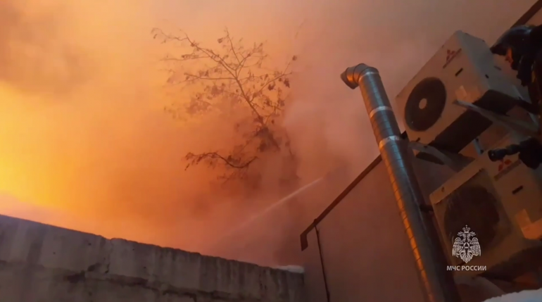 МЧС показало, как тушили здание "Известия Холл" в Москве