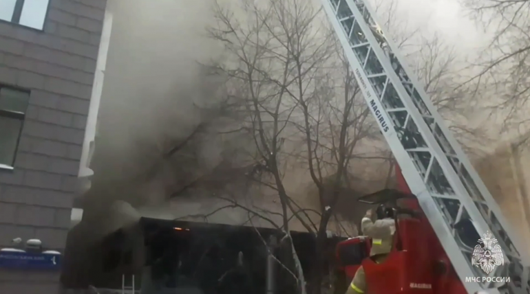 МЧС показало, как тушили здание "Известия Холл" в Москве