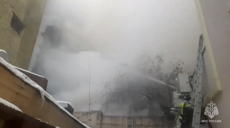МЧС показало, как тушили здание "Известия Холл" в Москве