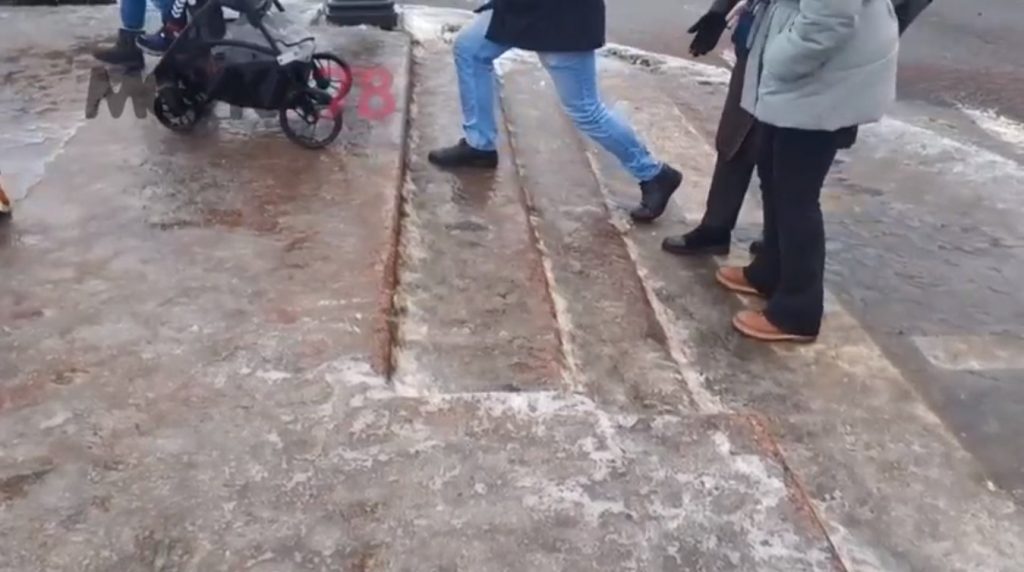 Аничков мост из-за ледяной глазури стал опасной преградой