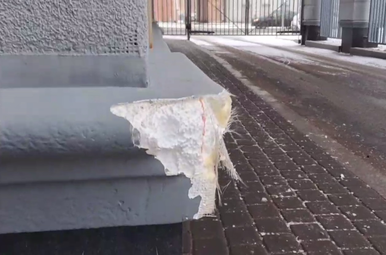 В ЖК "Эталон на Неве" крошится пенопласт с фасада и растет плесень в паркинге