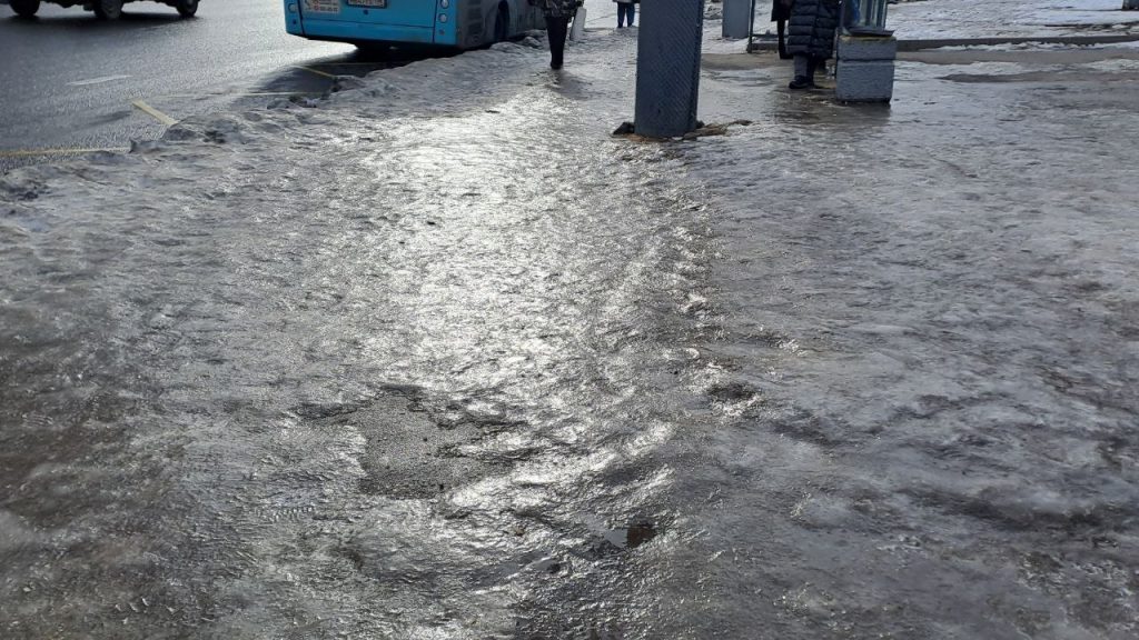 Плохая уборка тротуаров ведет к росту числа инвалидов в Петербурге