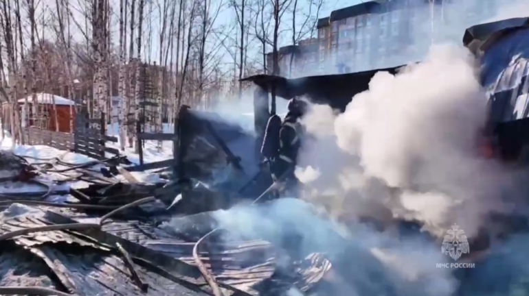 МЧС показало, как пожарные тушат автосервис в Буграх