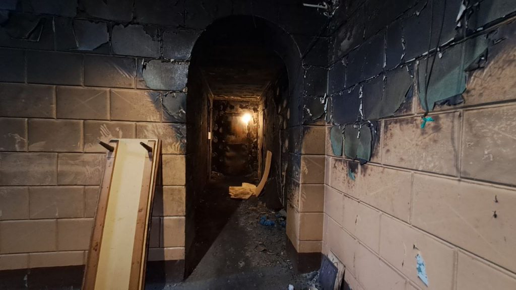 В доме на Лиговском электрики пытаются восстановить свет после пожара с покрышками 