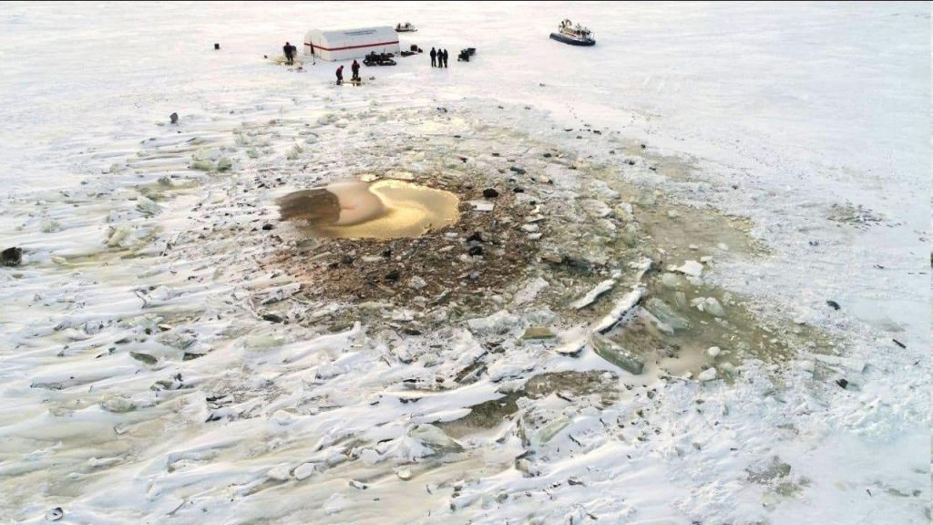 Со дна Онежского озера подняли тело первого члена экипажа разбившегося Ми-8