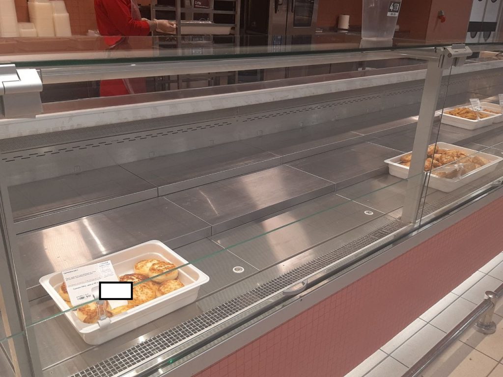 В некоторых супермаркетах Петербурга утром вместо хлеба зрелище