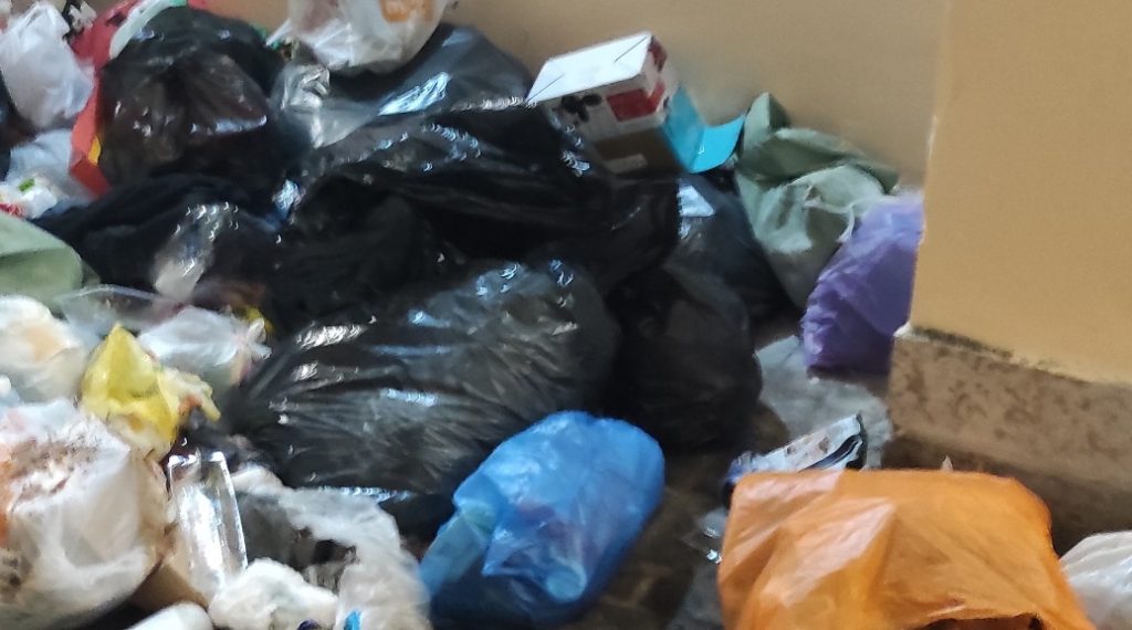 Гора мусора преградила выезд жильцам дома 58 на Некрасова