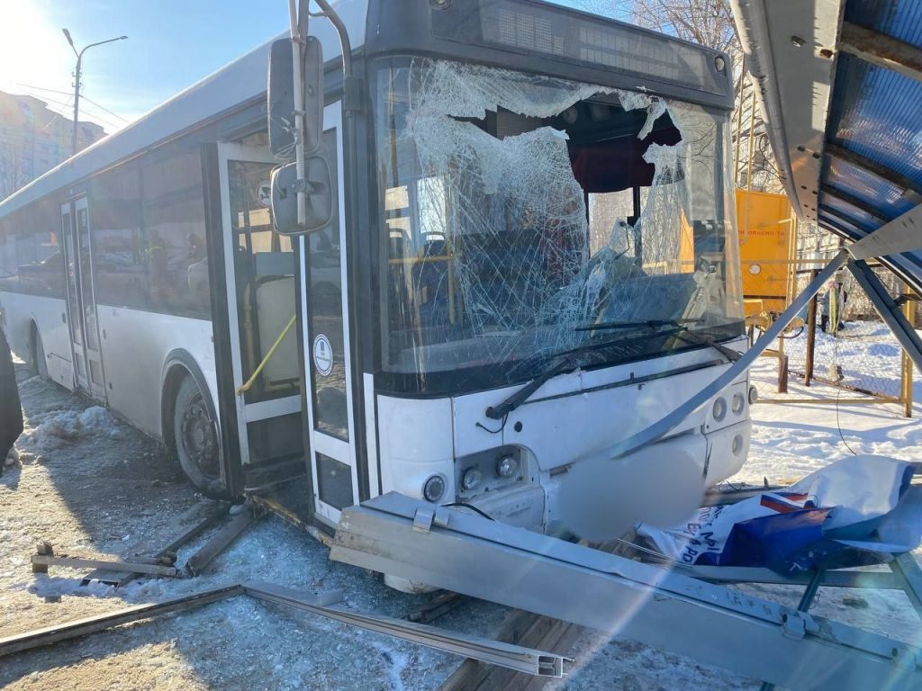 В Саратове автобус столкнулся с двумя авто и влетел в остановку