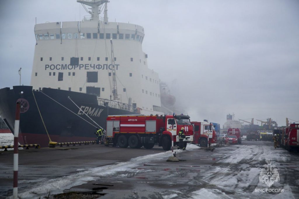 Пожарные потушили огонь на ледоколе «Ермак»