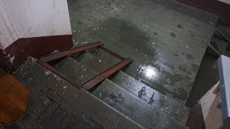 В парадной на Луначарского с потолка водопадик