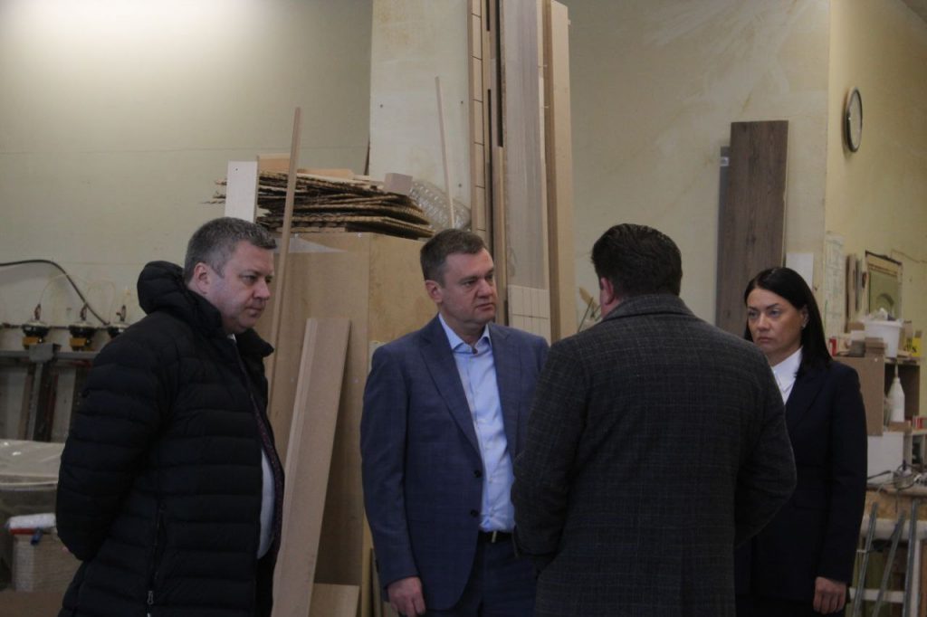 Поляков посетил мебельное производство ООО «Атлант Вуд» в Петербурге