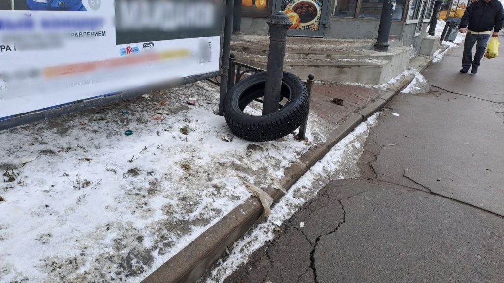 Шина накинута на столб у метро Обводный канал