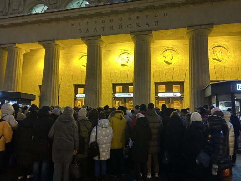На вход в метро «Балтийская» столпотворение