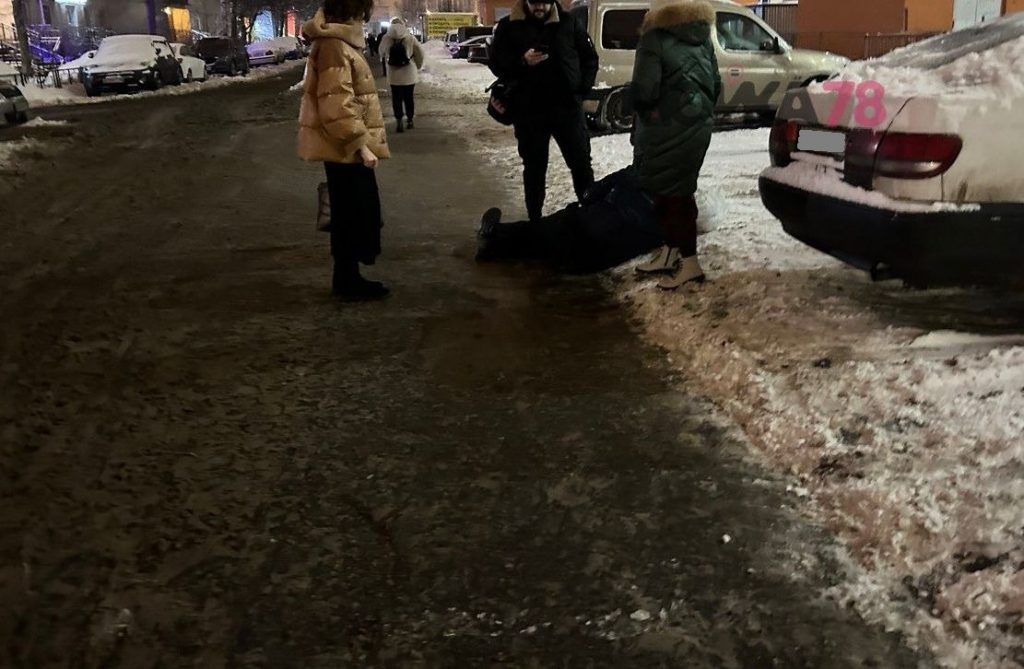 Именинник рухнул на гололеде у метро «Проспект Просвещения» и не смог встать