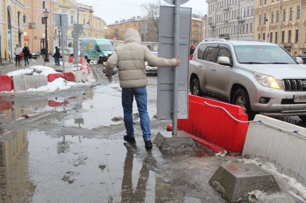 От падения на льду пешеходов на Грибоедова спасает дорожный знак