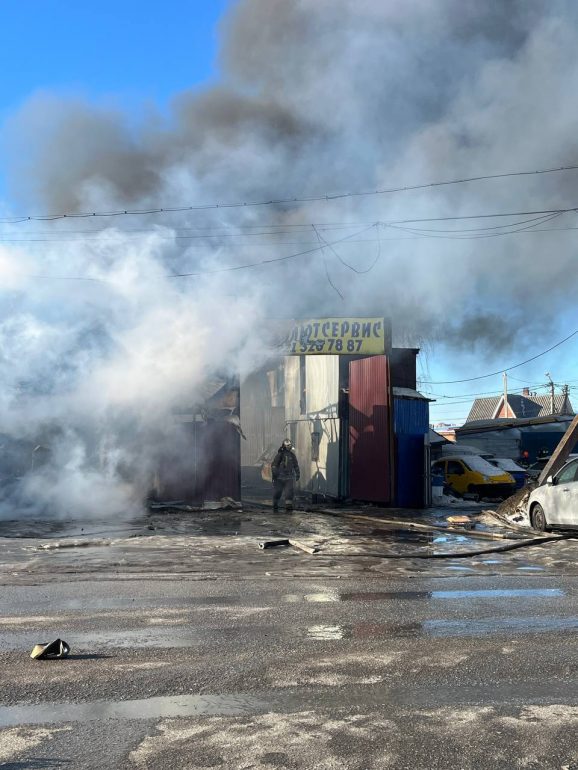 МЧС показало, как пожарные тушат автосервис в Буграх